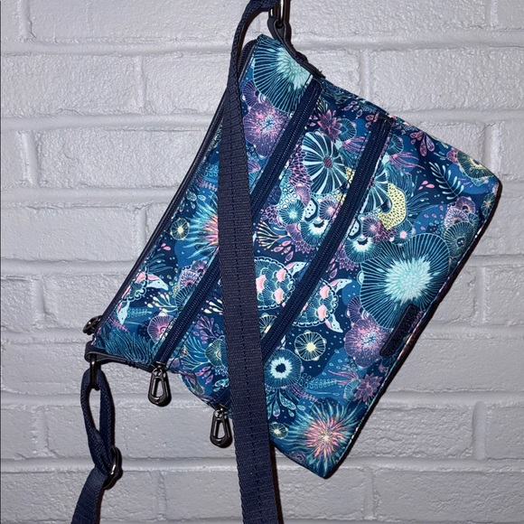 ๐ข Sakroots Basic Crossbody Bag in Royal Blue Seascape. Like new! - Picture 9 of 16